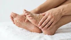 Prečo si každý deň trieť nohy soľou: 5–6 minút, ktoré robia rozdiel